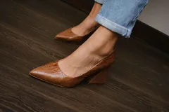 Zapatos de tacón color fucsia con textura croco, punta fina y tacón cuadrado forrado en cuero.