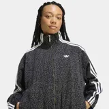 Campera Adidas Firebird AOP extragrande, de tejido denim con estampado animal print en tonos grises y negros. Presenta cuello alto, cierre frontal completo, bolsillos laterales y las clásicas tres tiras blancas de la marca en las mangas.