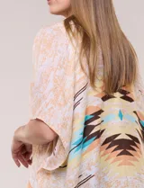 Kimono de gasa ligera con diseño estampado tribal en tonos beige, azul, rojo y amarillo, de silueta amplia y mangas cortas holgadas.
