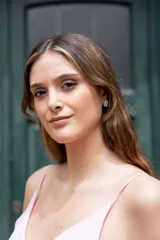 Vestido largo de crepé color rosa lila, con escote en V cruzado y espalda con el mismo corte.