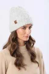 Gorro tejido de punto con diseño de ochos, color gris claro, con detalle de etiqueta lateral.