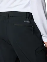 Pantalon de senderismo color negro, de corte recto y ajuste cómodo. Cuenta con bolsillos laterales y traseros con cierre, trabillas para cinturón y puños ajustables en la parte inferior.