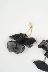 Caravanas colgantes con diseño floral, compuestas por pétalos de tela roja traslúcida y estructura metálica dorada.