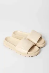 Sandalia tipo slide color fucsia, con suela track de plataforma y tira ancha acolchada en el empeine.