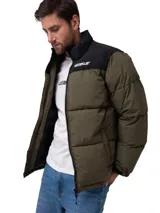 Campera puffer Caterpillar de corte estándar, con diseño bicolor en verde oliva y negro. Presenta cuello alto, cierre frontal con cremallera, bolsillos laterales con cierre y logo de la marca estampado en el pecho.