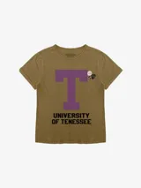 Camiseta de manga corta color marrón con efecto lavado y desgastado. Presenta una gran letra 'T' morada estampada en el centro, con el texto 'UNIVERSITY OF TENESSEE' debajo en color negro. Incluye apliques decorativos en el área del pecho.