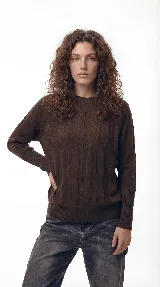 Sweater de punto color chocolate con diseño de textura en relieve, cuello redondo y puños acanalados.