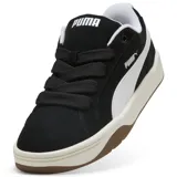Championes urbanos Puma modelo Park Lifestyle, color negro con la icónica franja lateral en blanco. Presentan una suela de goma en tono crema y base marrón, con diseño de perfil bajo y cordones anchos.