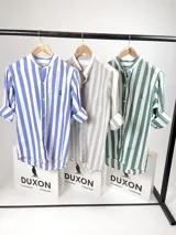 Camisa de manga larga con cuello mao y rayas verticales verdes y blancas.