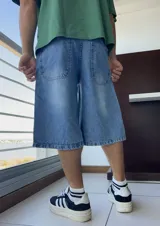 Bermuda de jean celeste, corte ancho y largo a la rodilla.