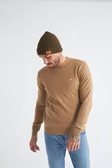 Sweater de algodón en butoné color verde, con cuello redondo, puños y dobladillo acanalados, y logo bordado en el pecho.