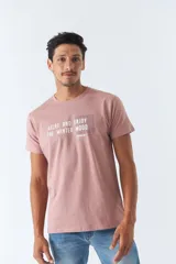 Remera de hombre color ocre con estampado frontal con la frase 'Relax and enjoy the winter mood' y logo de la marca Mistral.