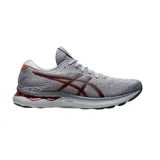 Championes de running Asics Gel Nimbus 24, color gris con detalles en negro y rojo. Presentan tecnología FF Blast+ en la entresuela para mayor amortiguación y diseño de malla transpirable.