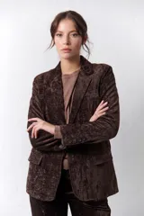 Blazer marrón de terciopelo con solapas de muesca, cierre frontal con un botón, bolsillos delanteros y forro con estampado animal print.