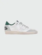 Championes Golden Goose modelo Ball Star, color blanco con detalles en verde y gris. Presentan la estrella distintiva de la marca en el lateral y efecto desgastado en la suela.