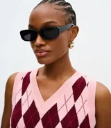 Chaleco de punto con escote en V y diseño de cuadros tipo argyle en tonos rosa y bordó. Presenta terminaciones acanaladas en cuello, sisas y ruedo.