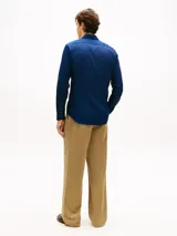Camisa azul marino de corte slim con cuello italiano y cierre frontal de botones, confeccionada en sarga de mezcla de algodón elástico.