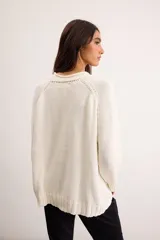 Sweater de punto color marfil con diseño de velero en la parte frontal, cuello con capucha y cordón rojo de ajuste.