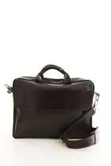Portafolio de cuero color marrón, con asas superiores reforzadas, correa ajustable desmontable para el hombro y bolsillo exterior con solapa. Diseñado para oficina y uso profesional.