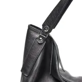 Cartera tipo hobo de cuero negro con diseño amplio, asa única reforzada y herrajes metálicos plateados.