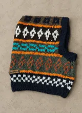 Pasamontañas tejido a mano de lana con diseño étnico y geométrico en tonos negro, blanco, naranja y turquesa.