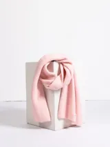Bufanda de punto acanalado en color rosado, con diseño largo y textura suave.