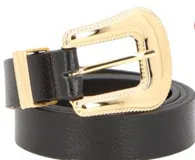 Cinto de cuero sintético negro con textura granulada y hebilla metálica dorada de estilo western con bordes labrados.