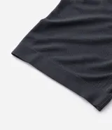 Remera deportiva de manga corta marca Get Over, confeccionada en poliamida con tecnología seamless de tejido texturizado. Presenta cuello redondo y diseño de corte regular con mangas raglán.