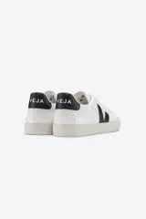 Championes Veja modelo Campo Leather, color blanco con la característica "V" en contraste negro en el lateral y detalle negro en el talón.