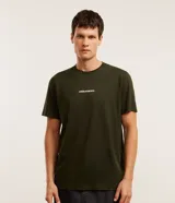 Remera de corte comfort color verde militar, de manga corta, con cuello redondo y estampado frontal pequeño con la leyenda "Speed on the rocks".