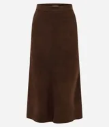 Pollera midi de corte recto con recortes estructurales, confeccionada en suede sintético de tacto suave. Presenta un diseño minimalista con cintura alta y acabado uniforme.