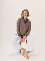 Pantalón de tiro medio alto, color beige, con bolsillos delanteros y traseros. Presenta detalles de atraques y triples costuras en color amarillo. Confeccionado en una mezcla de lino, algodón y viscosa.