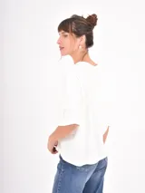 Remera negra de corte holgado, con cuello redondo y mangas cortas con dobladillo ancho.