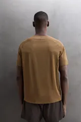 Camiseta de entrenamiento Zara Athleticz de tejido técnico ligero y elástico color marrón, con cuello redondo, manga corta, costuras planas y gráfico estampado a contraste en el delantero.