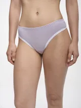 Colaless color piel con terminaciones de puntilla blanca.