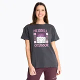 Remera de manga corta color gris oscuro con cuello redondo. Presenta un estampado gráfico frontal con la inscripción 'MERRELL OUTDOOR' y motivos abstractos en tonos rosados y blancos.