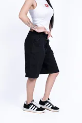 Bermuda de jean celeste, tiro alto, corte holgado y largo a la rodilla.