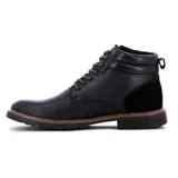 Bota casual de hombre color negro, con diseño acordonado y cierre lateral. Presenta una suela con detalle de costura en color marrón y refuerzo en el talón.