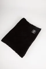 Cuello de lana color crudo con diseño de rombos en relieve y etiqueta negra con logo de la marca.