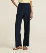 Pantalón de corte recto y cintura alta, confeccionado en tejido de viscosa con acabado de sastrería. Presenta cierre tradicional con botón, trabillas en la cintura, pliegues frontales y bolsillos laterales.