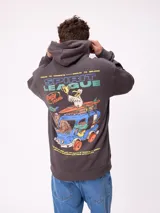 Canguro gris oscuro con capucha y cordones ajustables. Presenta un estampado grande en la espalda con la frase "Spirit League Rusty Team" y un dibujo de un vehículo de playa con personajes de dibujos animados y tablas de surf.