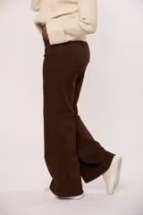 Pantalón de jean corte wide leg color marrón chocolate, con tiro bajo y diseño de pierna ancha y recta.