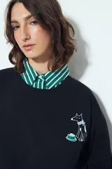 Remera blanca de manga corta, cuello redondo y calce relajado. Presenta un pequeño estampado frontal de un perro con un hueso y un estampado grande en la espalda con la frase "WILD HEART" y un diseño gráfico.