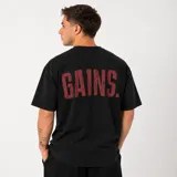 Remera oversize de algodón color negro, con diseño estampado en la espalda con la palabra "GAINS" en color rojo desgastado, de manga corta y corte holgado.