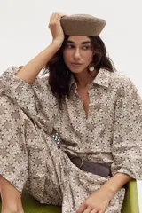 Camisa de algodón con bordado calado de flores, cuello camisero, botones de nácar y mangas amplias con puños elásticos.
