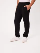 Pantalón deportivo jogger Rusty color negro, de corte recto con cintura elástica y bolsillos laterales con cierre.