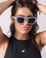 Lentes de sol de montura gruesa y forma rectangular, color lila claro, con cristales oscuros.