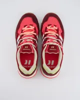 Championes de estilo runner retro marca Coolway, modelo 2003 Dragon Fruit. Presentan una combinación de colores vibrantes en fucsia, bordó y detalles en verde lima. Confeccionados con una mezcla de materiales que incluye malla (mesh) y paneles de serraje, cuentan con refuerzos estructurales en el talón y una suela de goma con diseño ergonómico.