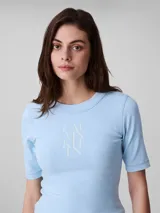 Remera de algodón canalé con cuello redondo y mangas cortas. Presenta un ajuste al cuerpo y el logotipo de la marca estampado en el centro del pecho.
