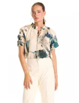 Blusa de gasa con estampado abstracto en tonos beige, azul y verde. Presenta cuello mao fruncido con lazos ajustables, escote en V y mangas cortas con volados y puños elásticos.